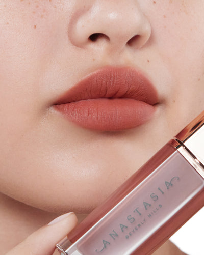 How To Apply: Lip Velvet In Parchment